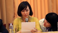Adik Ahok, Fify Lety Indra berusaha untuk menenangkan Veronica Tan.