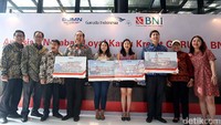 Penyerahan hadiah bagi para Nasabah Loyal tersebut disampaikan oleh Okki Rushartomo VP Bisnis Kartu Kredit BNI, Tri Poetra Indra Sakti VP Anciallary Revenue Garuda Indonesia, Irfano Adonis pemenang Grand Prize, Corina L Karnalies GM Divisi Bisnis Kartu BNI dan Selfie Dewiyanti VP Marketing BNI di Jakarta, Selasa (23/05/2017).