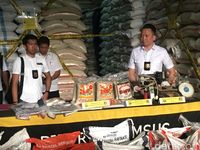 Polisi Sita 86 Ton Beras Kemasan Palsu di Gudang Kemayoran