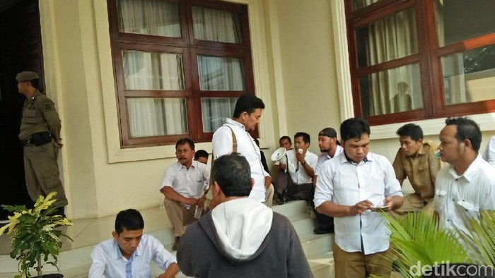 Tenaga Honorer Geruduk Kantor Gubernur Banten, Minta Kejelasan Status