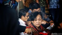 Sandiaga tampak membaca berkas sebelum diperiksa sebagai saksi oleh KPK.