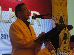 Airlangga Didorong Nyapres, Akbar Tandjung: Fokus Naikkan Suara Golkar Dulu