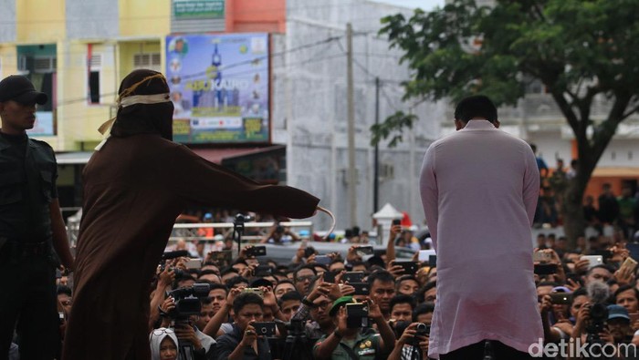 Ditangkap Warga, 4 Pasangan Mesum di Aceh Dicambuk