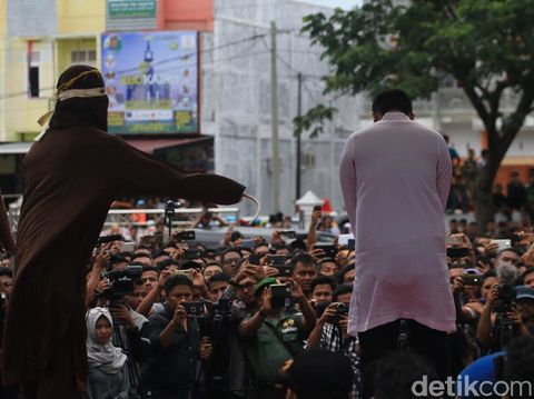 Di Aceh, pelanggar Qanun Jinayat dihukum cambuk