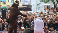 Gubernur Aceh telah meminta hukuman cambuk dilaksanakan di LP dan tak dilihat warga umum. Tapi peraturan itu diindahkan dan tetap dilaksanakan di muka umum. Hukuman cambuk menjadi tontonan segala umur.