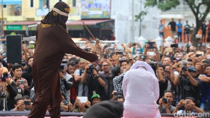 Empat pasangan ikhtilat (bercumbu) dihukum cambuk di Banda Aceh, Selasa (23/5/2017)