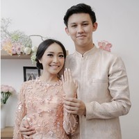 Rinni Wulandari tampil lebih kasual di hari pertunangannya. Nuansa kebaya peach dipercantik detail bordir, dan payet 3D membuat tampilan kebaya terasa modern. Rinni hari itu memadukan model kebaya rancangan Titis Sapoetra Bridal bersama songket metalik yang dijadikan rok pendek sehingga suasana lamaran terasa playful. Foto: Instagram/Rinni Wulandari