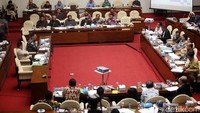 Isu kedua adalah sifat keanggotaan KPU dan Bawaslu tingkat kabupaten atau kota apakah tetap atau ad hoc. Isu ini sempat beberapa kali didebatkan anggota Pansus, salah satunya Arief Wibowo dari PDIP. Akhirnya forum memutuskan sifat keanggotaan KPU dan Bawaslu pusat, provinsi, hingga kabupaten atau kota bersifat tetap.