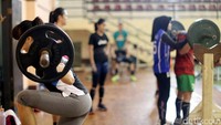Para pemain melakukan latihan fisik.