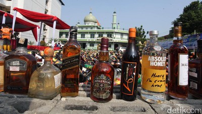 Jelang Ramadan, Polres Jaksel Musnahkan Ribuan Botol Miras