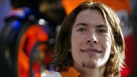 Di awal kariernya, Hayden tak asing tampil dengan rambut gondrong -- berbeda dengan sekarang, seperti sebuah jepretan foto jelang MotoGP 2004 ini. Yang tak pernah berubah adalah senyuman hangat si Kentucky Kid -- julukan yang mengacu pada kota kelahirannya di Owensboro, Kentucky. (Foto: AFP PHOTO / LLUIS GENE)