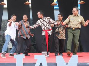 Saat Zulkifli Hasan Belajar Menari di UNJ