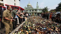 Berdasarkan pantauan detikcom di lapangan Mapolres Jaksel, ribuan botol itu disimpan dan dihancurkan oleh kendaraan berat. Sebelum itu, para pimpinan wilayah Jaksel juga sempat melempar botol miras sebagai simbol upaya pemusnahan barang haram tersebut.