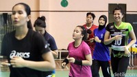 Timnas voli putri belum lengkap hingga hari ini. Dari 18 pemain yang dipanggil mengikuti seleksi, tiga pemain belum bergabung dengan alasan sedang umroh dan terbentur kuliah. 