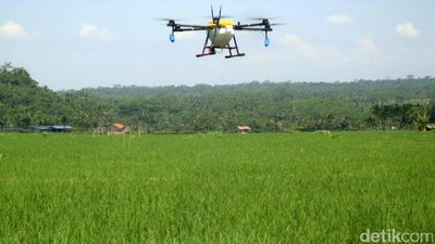 Petani Purbalingga Manfaatkan Drone untuk Proses Pemupukan