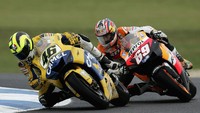 Salah satu duel antara Rossi dengan Hayden di MotoGP 2006 -- tepatnya di Phillip Island, MotoGP Australia. (Foto: Robert Cianflone/Getty Images)