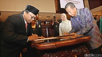 OSO bersama Ketua BPK Moermahadi Soerja Djanegara menandatangani berita acara penerimaan Laporan Keuangan Pemerintah Pusat (LKPP) tahun 2016.