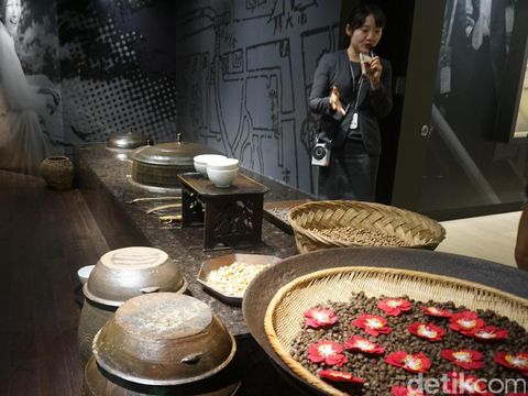 Asyiknya Foto-foto Hingga Dapat Lipstik Gratis di Pabrik Kosmetik Korea