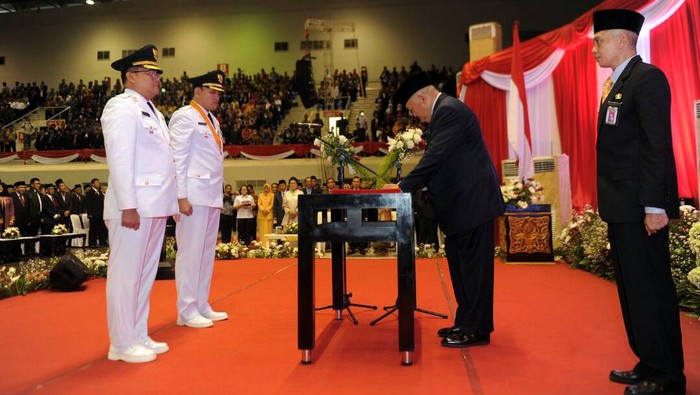 Lantik Anak Jadi Bupati, Alex Minta Dodi Penuhi Janji Kampanye