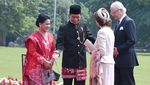 13 Foto Penampilan Jokowi saat Kenakan Baju Adat Berbagai Daerah