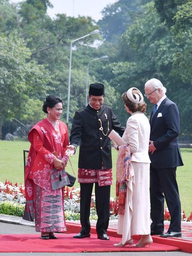 Gaya Presiden dan Paspampres  Berpakaian Adat Sambut Tamu 