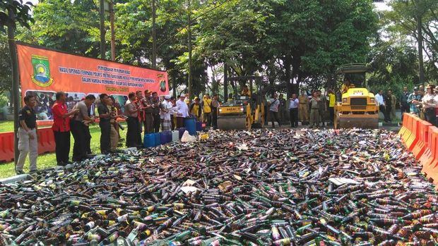 Polres Metro Tangerang Musnahkan Ribuan Botol Miras Oplosan