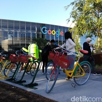 Bukan rahasia lagi jika Google adalah tempat kerja yang didambakan banyak orang. Selain karena nama besar, Google juga dikenal royal dalam memberi fasilitas pada para pekerjanya. Mulai dari les bahasa, gym gratis hingga kuliner gourmet untuk setiap jam makan. Google juga akan tetap memberi gaji kepada pegawainya yang meninggal selama 10 tahun ke depan untuk keluarga yang ditinggalkan. Foto: Rachmatunnisa/detikINET