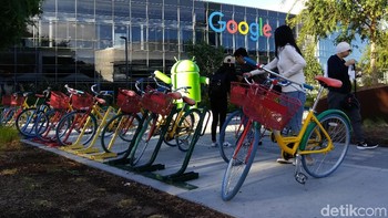 Ini adalah kantor pusat Google di Mountain View, California. Sangat luas dan lengkap sekali fasilitasnya. Namun perancangnya malah menyesal dengan kondisi itu. Kenapa demikian? Foto: Rachmatunnisa/detikINET