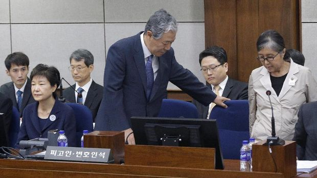 Park Geun-Hye dipertemukan dengan Choi Soon-Sil (berbaju cokelat muda) dalam sidang