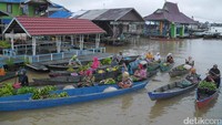 Pasar terapung Lok Baintan beroperasi mulai 06.00 hingga 08.00 WITA. Jadi supaya tidak ketinggalan, traveler harus siap berangkat subuh (Kurnia/detikTravel)