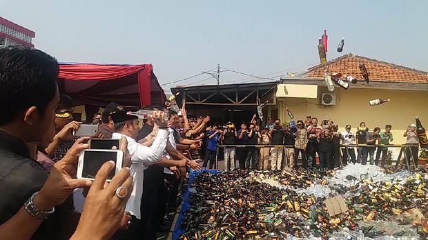 Ada 20.100 botol miras yang dimusnahkan.