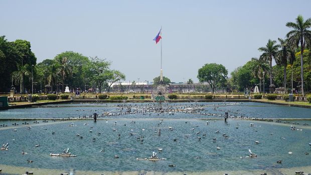 Kolam air mancur di tengah taman