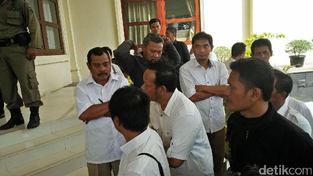 Puluhan Tenaga Honorer Geruduk Kantor Gubernur Banten