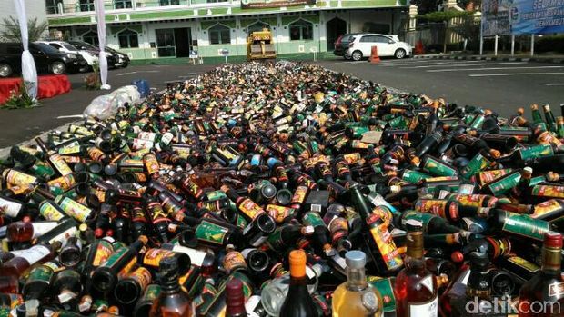  Polres Metro Jakarta Selatan memusnahkan ribuan botol minuman keras (miras), Selasa (23/5/2017)