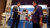 Ketua umum IndoHCF, Dr. dr. Supriyantoro, SpP, Mars dan Executive Vice President idsMED Indonesia, Rufi I. Susanto, pada acara IndoHCF Innovation Award 2017 di Jakarta.