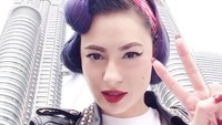 Aksesori dan scraft semakin mempertegas gaya retro yang ikonik. Dok. Instagram/miss_adinda_mae