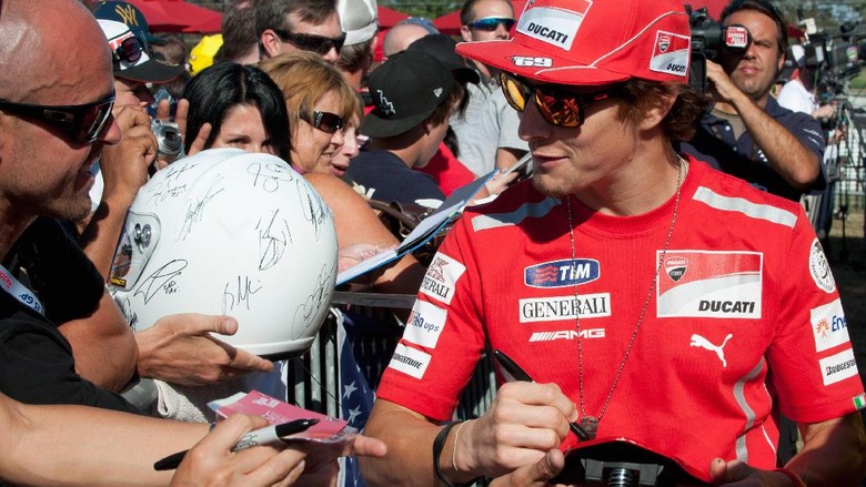 Nicky Hayden dan Kerumunan Besar di Indianapolis Nicky Hayden dan Kerumunan Besar di Indianapolis