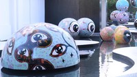 Warna-warna ngepop di Floating Eyes asyik banget untuk berpose. Pool/Tia Agnes/detikFoto.