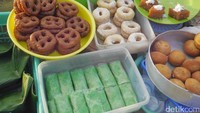Kue-kue yang lezat pun ada. Harganya juga terjangkau, sekitar Rp 5 ribu bisa mendapat 4 macam (Kurnia/detikTravel)