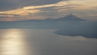 Kembali ke perjalanan dini hari. Jika Anda transit ke Manado, maka sebelum sampai Bandara Sam Ratulangi pemandangan indah berupa sunrise akan Anda temui (Masaul/detikTravel)
