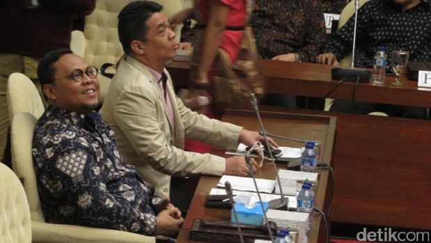 Rapat dipimpin oleh ketua Pansus RUU Pemilu Lukman Edy didampingi Ahmad Riza Patria di gedung DPR, Selasa (23/5/2017)