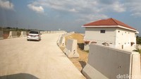 Terdapat juga rumah warga yang masih berada di tepi jalan tol sehingga jalan tol fungsional yang seharusnya lurus terlihat dibelokkan guna menghindari rumah tersebut.