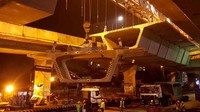 Saat ini progres konstruksi tol yang dibangun melayang tersebut telah mencapai erection box girder atau pemasangan balok Girder ke atas tumpuannya. Dok, PT Wijaya Karya.