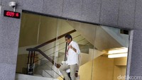 Sandiaga naik ke ruang pemeriksaan melewati tangga gedung KPK.