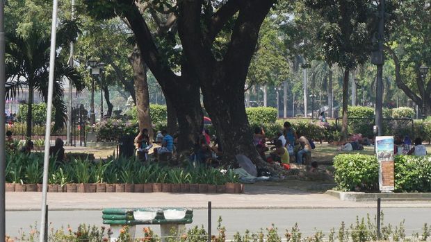 Mereka menggelar tikar di taman
