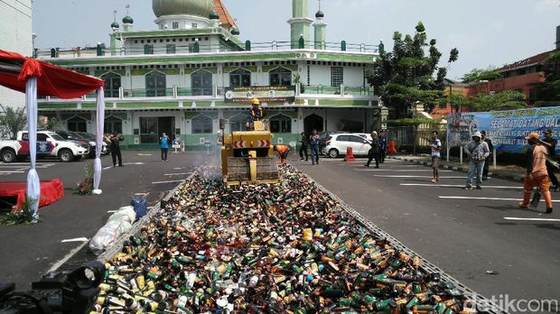  Polres Metro Jakarta Selatan memusnahkan ribuan botol minuman keras (miras), Selasa (23/5/2017)