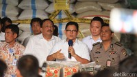 Selain pihak kepolisian, tampak hadir dalam rilis tersebut pada pejabat dari Kemendag dan Kementan.