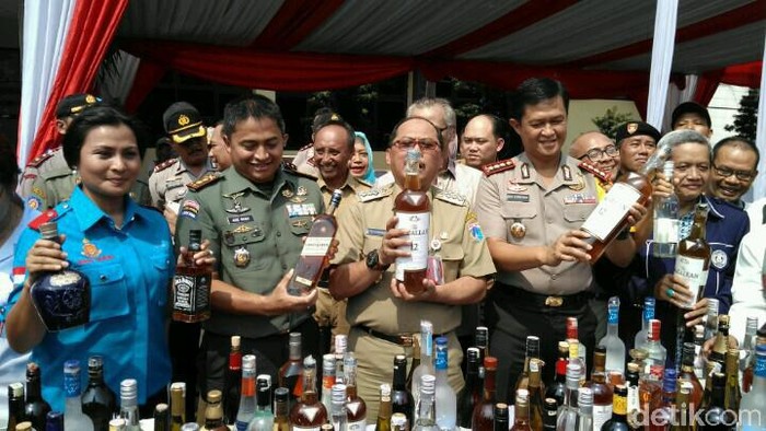 Jelang Ramadan, Polres Jaksel Musnahkan Ribuan Botol Miras
