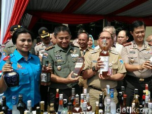 Jelang Ramadan, Polres Jaksel Musnahkan Ribuan Botol Miras