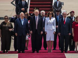 Viral, Momen Melania Tepis Tangan Donald Trump Saat Akan Digandeng